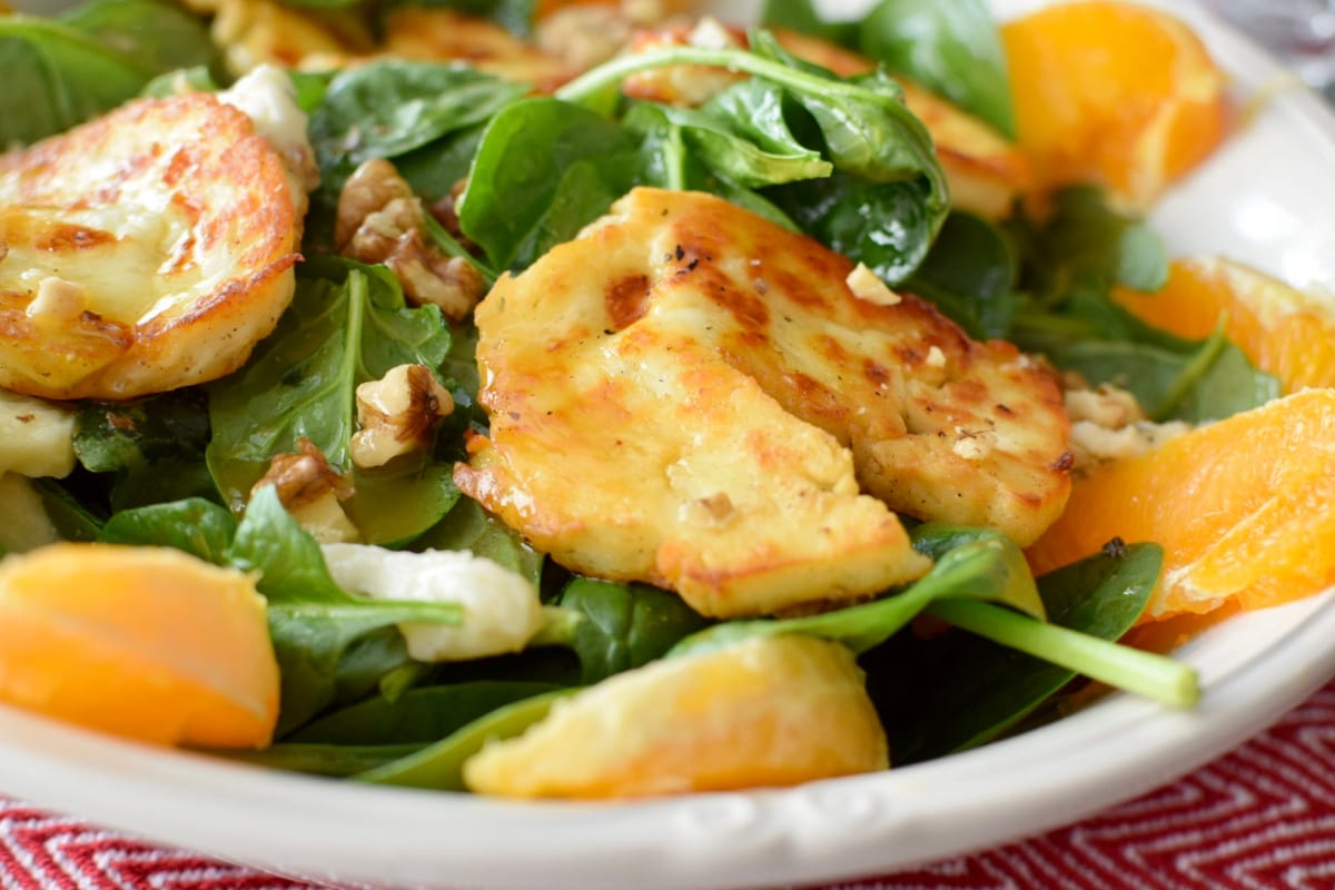 Spinach and halloumi refreshing salad