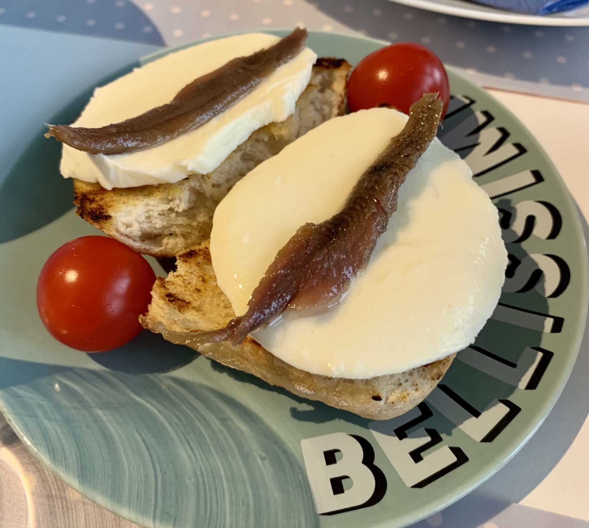 Anchovies and mozzarella bruschetta - Kitchenette Recipes