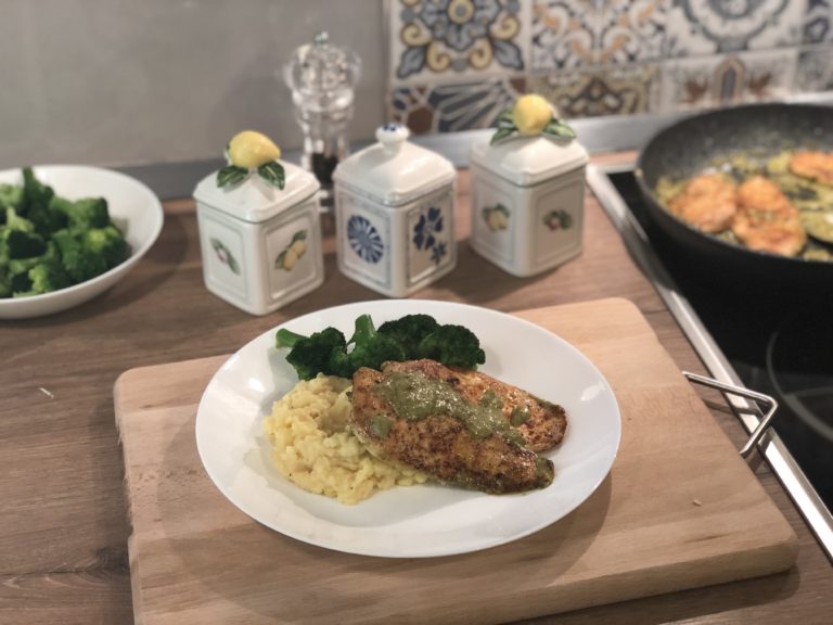 Chicken pesto with mashed potatoes & broccoli