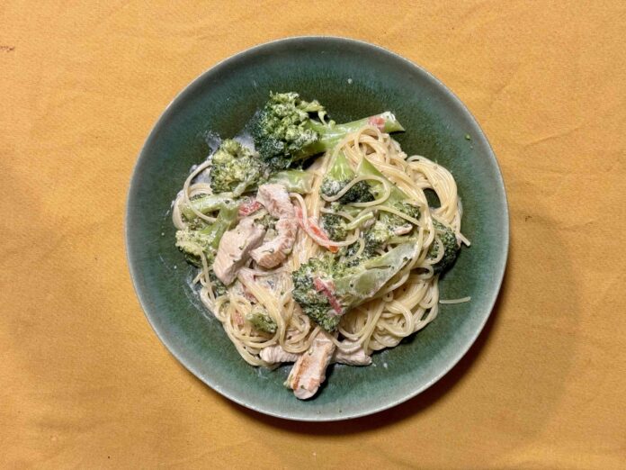 Creamy chicken and broccoli pasta